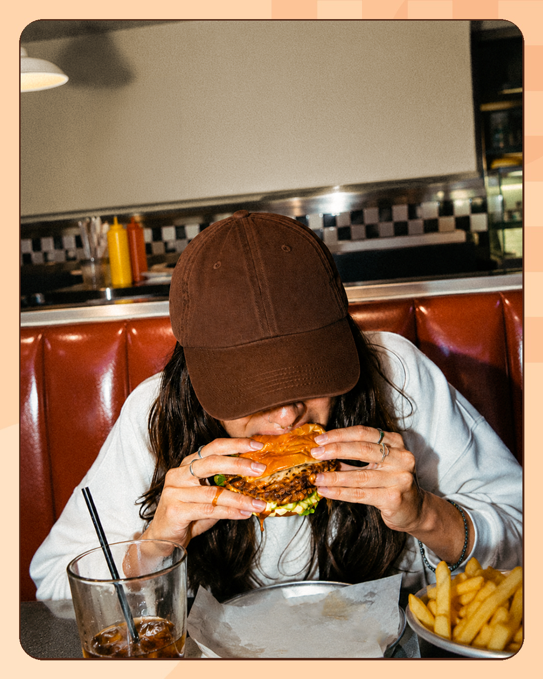 Una persona mentre gusta un burger Gimmy